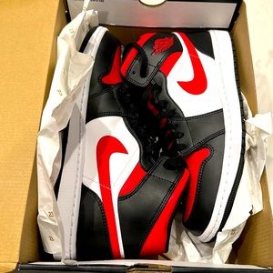 Brand new in box Air Jordan 1 Mid size 10.5 US